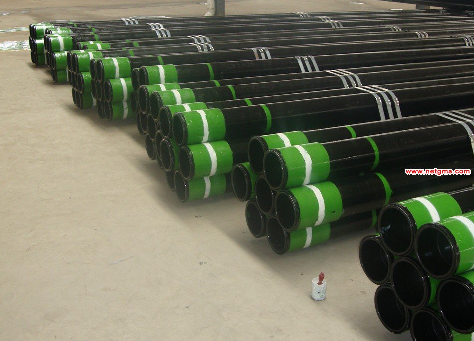 Seamless steel casing pipe with coupling and thread protector